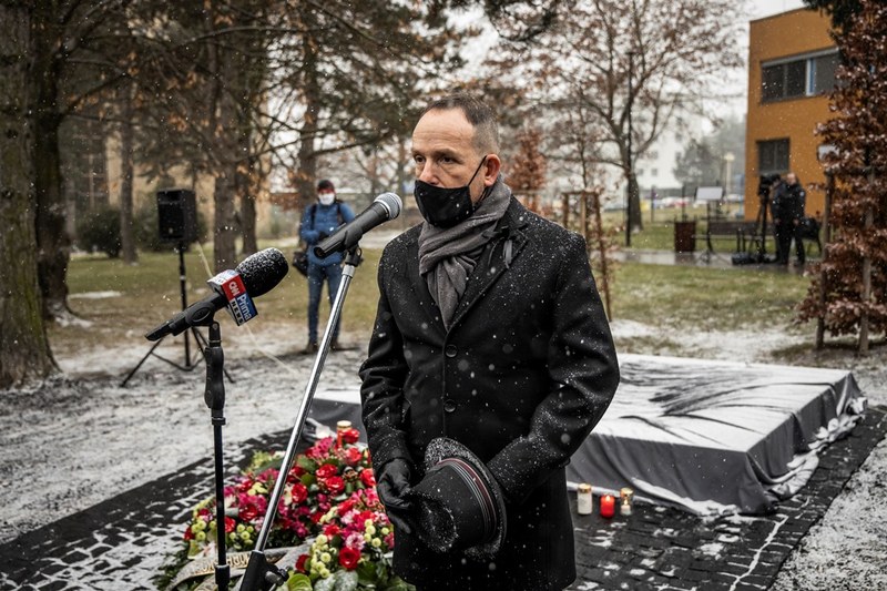 Odhalení památníku se za město Ostravu zúčastnil primátor Tomáš Macura. Odhalení památníku se za město Ostravu zúčastnil primátor Tomáš Macura.
