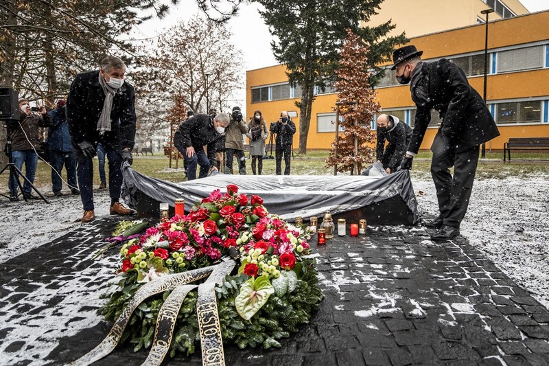 Odhalení památníku. V popředí primátor Tomáš Macura a hejtman Ivo Vondrák. Odhalení památníku. V popředí primátor Tomáš Macura a hejtman Ivo Vondrák.