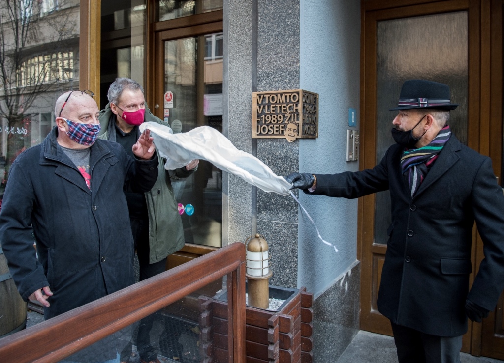 Odhalení pamětní desky. Zprava: Tomáš Macura, Jiří Nekvasil a Tomáš Kobr. Foto: Lukáš Kaboň