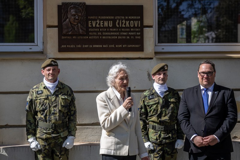 Pamětní deska stíhacímu letci Evženu Čížkovi byla odhalena v Ostravě Pamětní deska stíhacímu letci Evženu Čížkovi byla odhalena v Ostravě