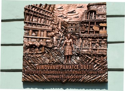 Pamětní deska připomínající oběti bombardování Ostravy. Foto: René Stejskal
