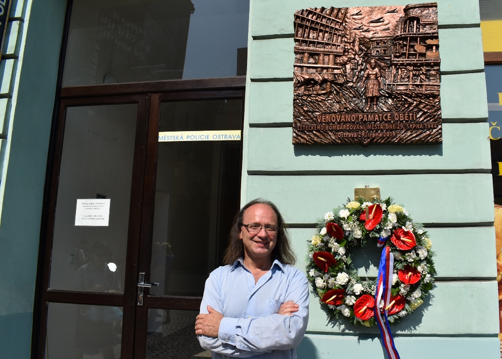 Autor pamětní desky, ostravský výtvarník Marek Pražák. 