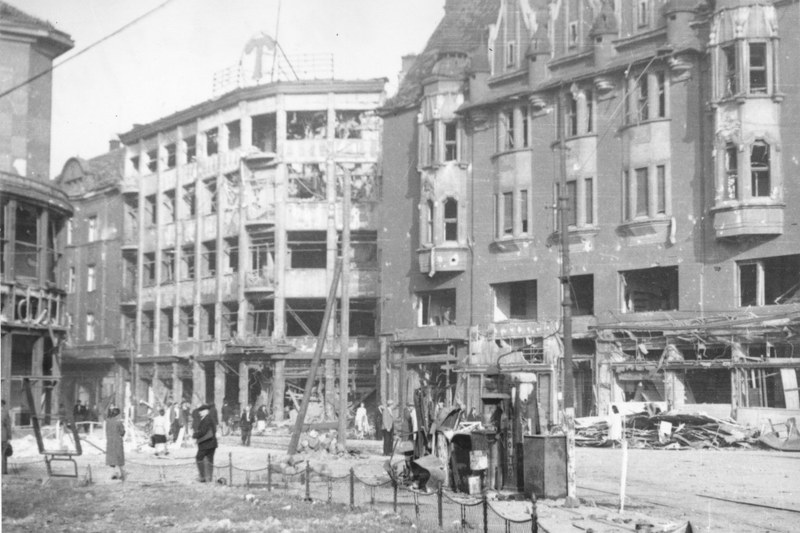 Historický snímek ukazuje, jak bomby zasáhly 29. srpna 1944 také budovy banky a obchodní dům Ostravica u dnešního Smetanova náměstí.  Historický snímek ukazuje, jak bomby zasáhly 29. srpna 1944 také budovy banky a obchodní dům Ostravica u dnešního Smetanova náměstí.