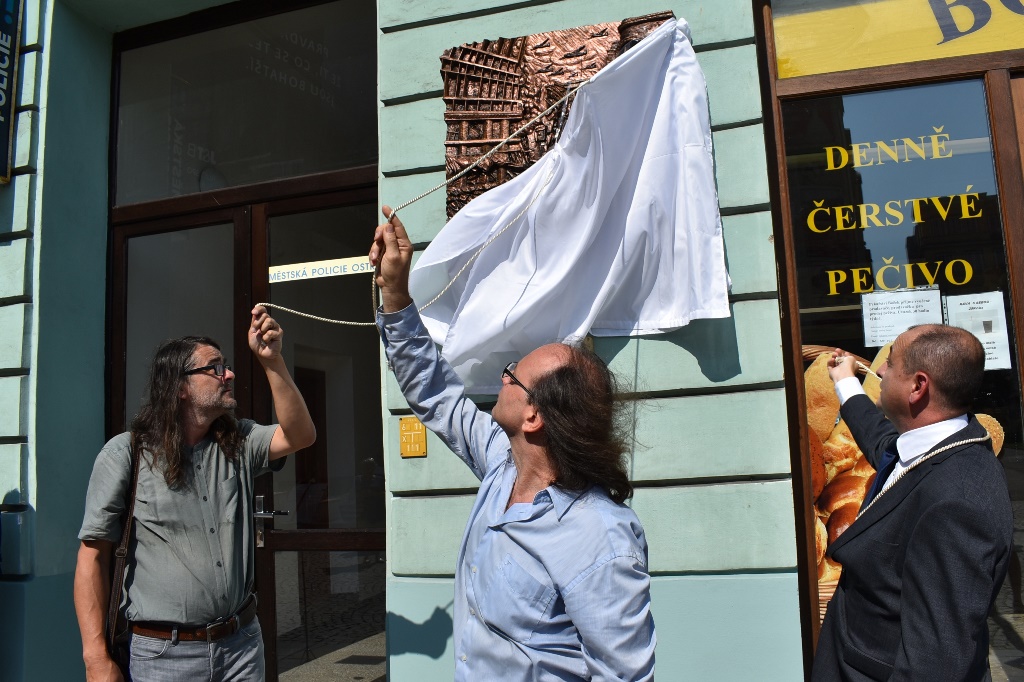 Pamětní desku odhalují (zprava) Radim Babinec, Marek Pražák a Tomáš Netočný. 