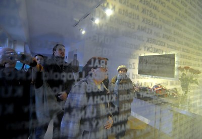 Pamětní místo k uctění obětí fašismu. Pohled přes skleněný panel se jmény umučených a zavražděných. Foto: J. Urban