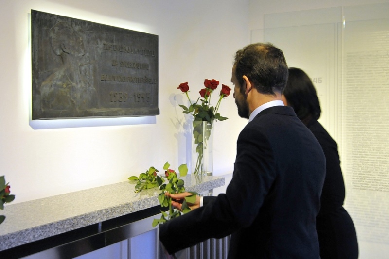 Primátor Tomáš Macura u pamětní desky k uctění obětí fašismu.