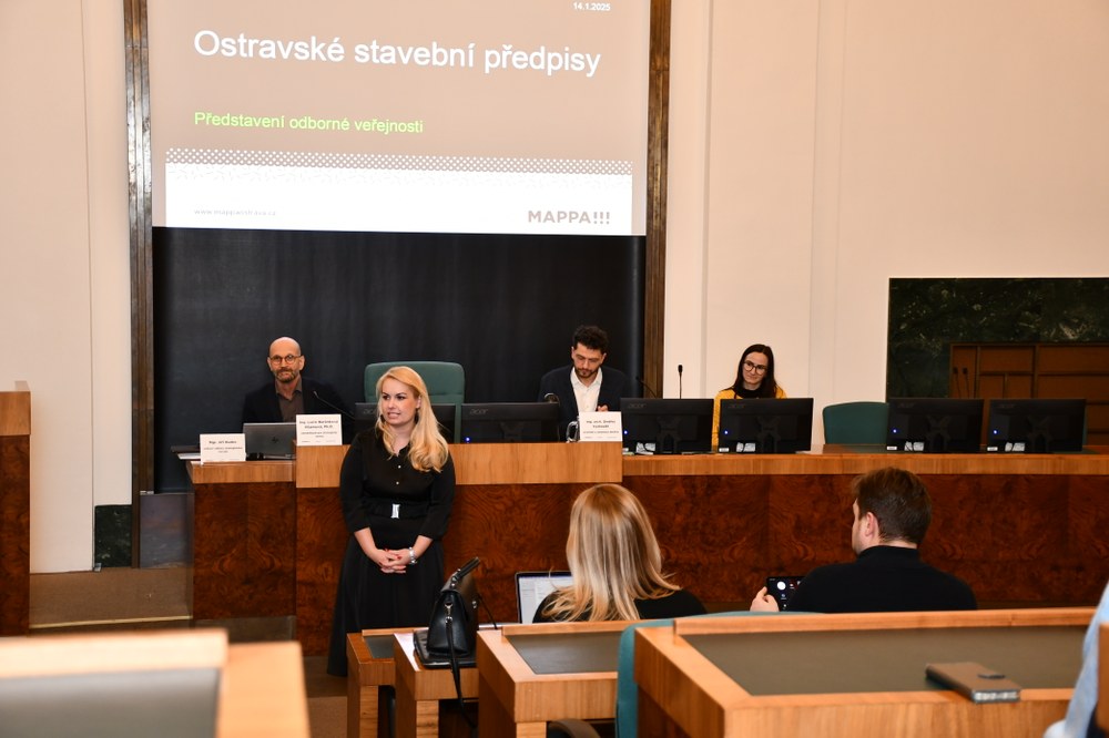 Náměstkyně primátora Lucie Baránková Vilamová seznamuje odbornou veřejnost s ostravskými stavebními předpisy. Ilustrační foto. Autor: MMO