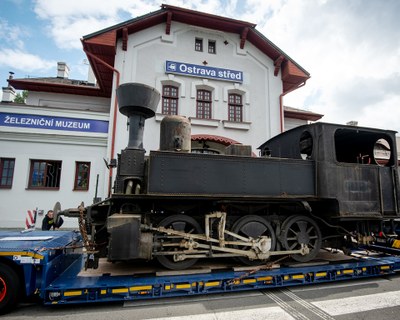 Historická parní lokomotiva "kafemlejnek" před Železničním muzeem. Foto: Lukáš Kaboň