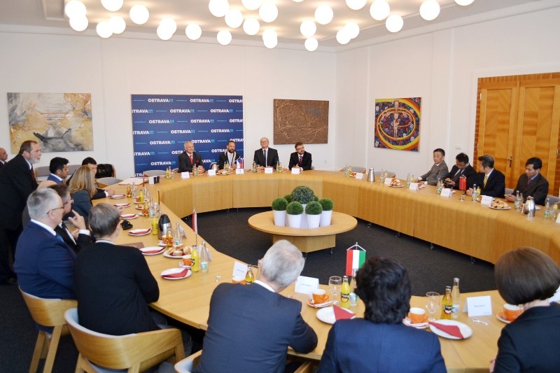 Přijetí delegací partnerských měst na radnici. 