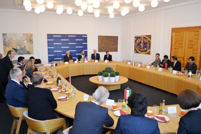 Přijetí delegací partnerských měst na radnici. 