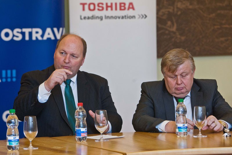 D. Roderick a J. Světlík na tiskové konferenci