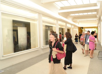 Původně nevzhledný průchod se proměnil v prosvětlenou galerii. Foto: René Stejskal 