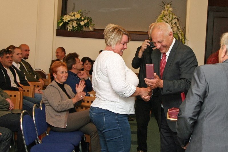 Ocenění z rukou Zbyňka Pražáka přebírá Pavla Bezručová.