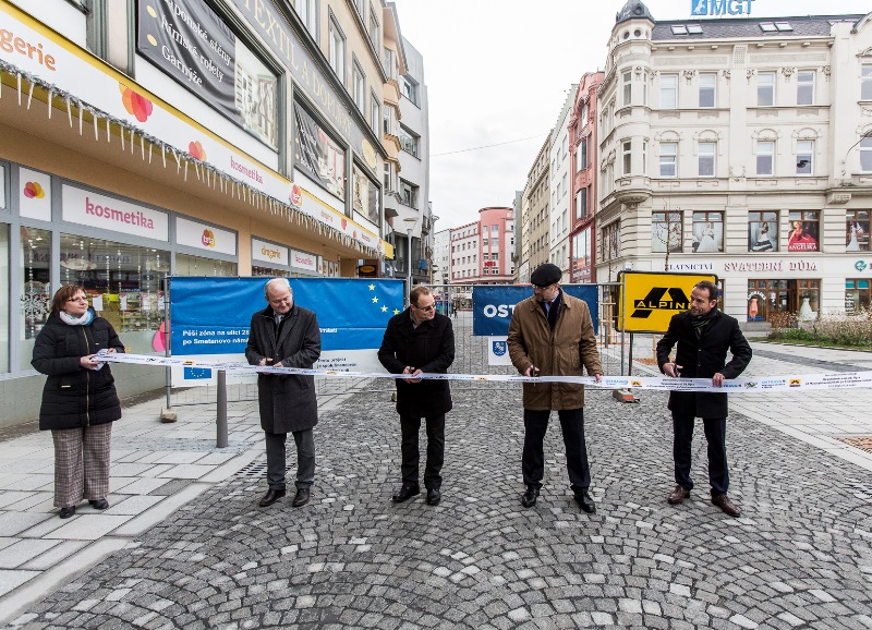 Zprava Tomáš Macura, Dalibor Mouka, ředitel zhotovitelské firmy Alpine Bau Aleš Kramný a zástupce ředitelky Regionální rady Vladimír Gelnar. Foto: J. Zerzoň
