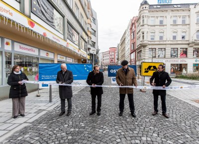 Zprava Tomáš Macura, Dalibor Mouka, ředitel zhotovitelské firmy Alpine Bau Aleš Kramný a zástupce ředitelky Regionální rady Vladimír Gelnar. Foto: J. Zerzoň
