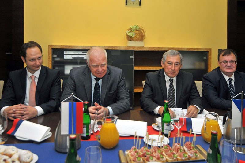 Část ruské delegace během jednání.