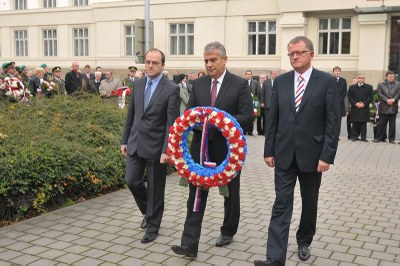 K foto: Náměstkové D. Madej, T. Petřík a J. Srba pokládají věnec za město Ostravu