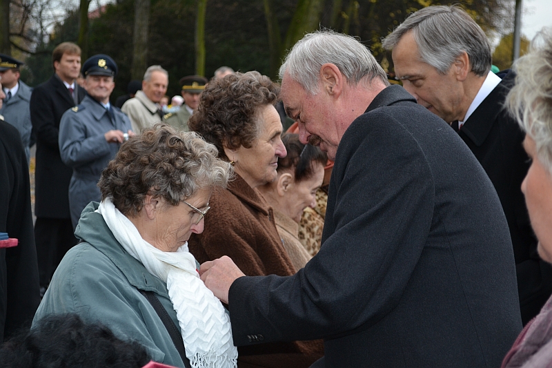 Pamětní medaile uděloval místopředseda Senátu P. Sobotka