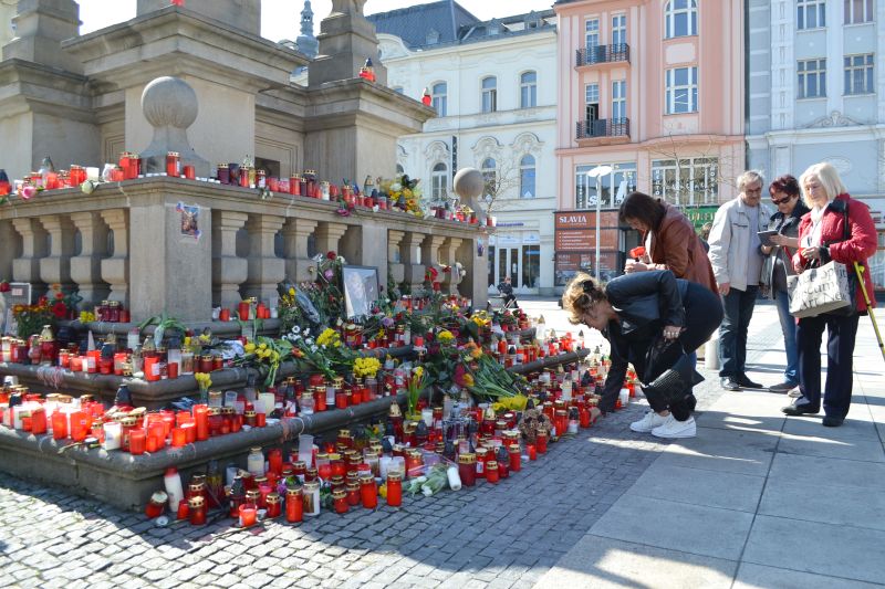 Vzpomínkové místo k uctění památky Věry Špinarové na Masarykově náměstí. Foto: René Stejskal 