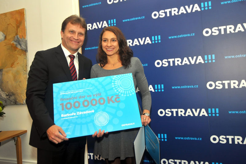 Loňské nejlepší české plavkyni Barboře Závadové předal cenu pro ostravského sportovce roku 2014 první náměstek primátora Lumír Palyza. Foto: J. Urban 