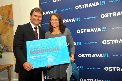 Loňské nejlepší české plavkyni Barboře Závadové předal cenu pro ostravského sportovce roku 2014 první náměstek primátora Lumír Palyza. Foto: J. Urban 