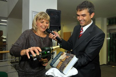 Náměstkyně primátora Simona Piperková křtí za asistence zastupitele města Jana Bechera knihu Ostrava. Foto: J. Urban