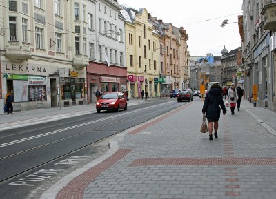 Do zrekonstruovaného úseku Nádražní ulice se vrací běžný městský život. Foto: B. Krzyžanek