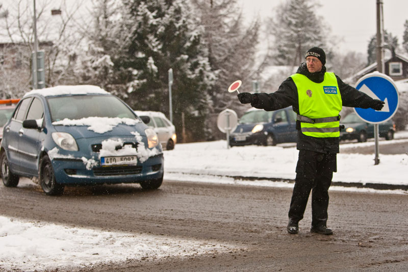 K foto: Zvládnutí dopravní situace pomáhali na mnoha místech policisté K foto: Zvládnutí dopravní situace pomáhali na mnoha místech policisté