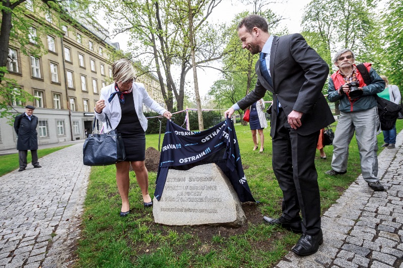 Pamětní kámen odhalili T. Macura a P. Bernfeldová.