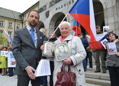 Primátor Tomáš Macura s účastnicí pochodu, která si fotografiemi připomenula své blízké bojující ve druhé světové válce. Foto: René Stejskal 