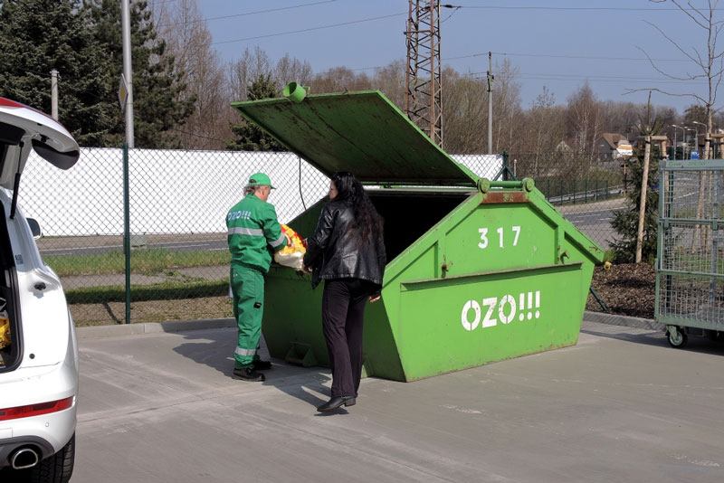 Velkoobjemové a nebezpečné odpady, elektrozařízení , zeleň a nově i textil pro charitativní účely lze ukládat v celkem 12 sběrných dvorech na území města. Ty odeberou ročně asi 10 tisíc tun odpadu. Foto: J. Urban