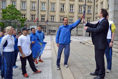 M. Štěpánek přebírá pochodeň od kapitána české části běhu O. Veselého. Foto: L. Vidlička