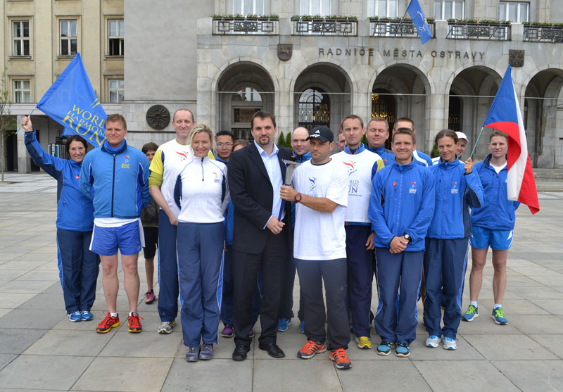 M. Štěpánek, L. Uher a běžci