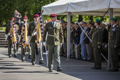 Historické bojové zástavy Armády ČR při pietním aktu v Komenského sadech. Foto: J. Zerzoň