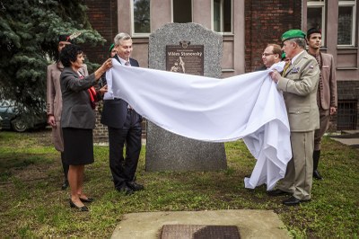 Odhalení památníku s pamětní deskou generála Viléma Stanovského. Foto: J. Zerzoň