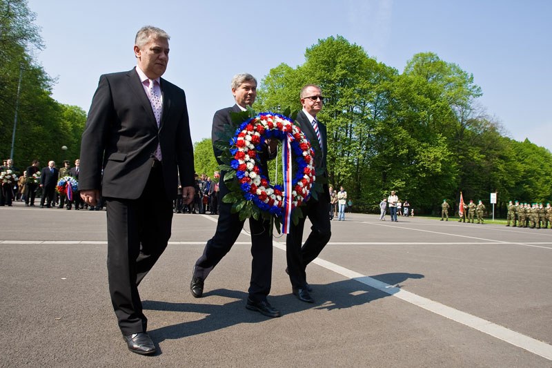 Pocta hrdinům, kteří před 66 lety bojovali a padli za naši svobodu Pocta hrdinům, kteří před 66 lety bojovali a padli za naši svobodu