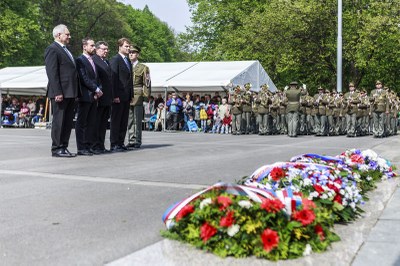 Delegace města Ostravy při pietním aktu v Komenského sadech: zprava Lumír Palyza, Ivo Hařovský, Tomáš Macura a Zbyněk Pražák. Foto: J. Zerzoň