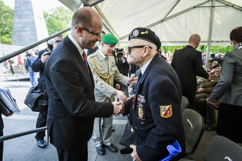 B. Sobotka se zdraví s polským veteránem.
