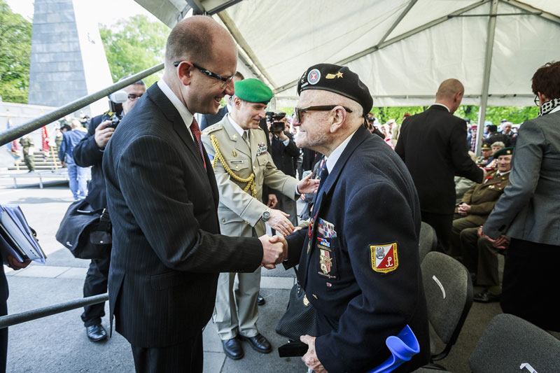B. Sobotka se zdraví s polským veteránem.