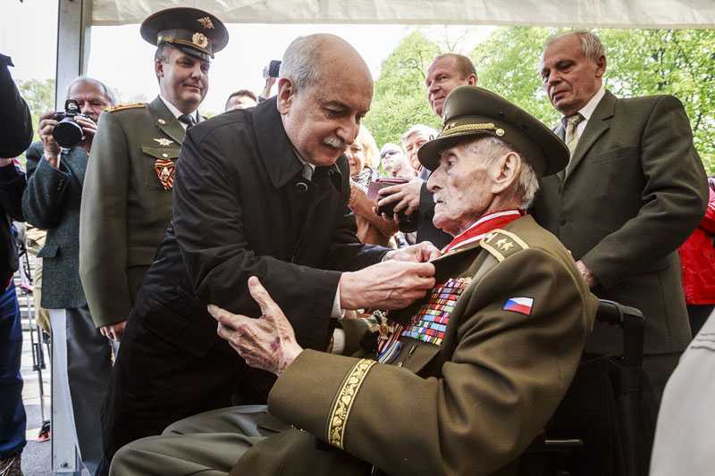 Genmjr. M. Končický a ruský velvyslanec S. Kiselev.