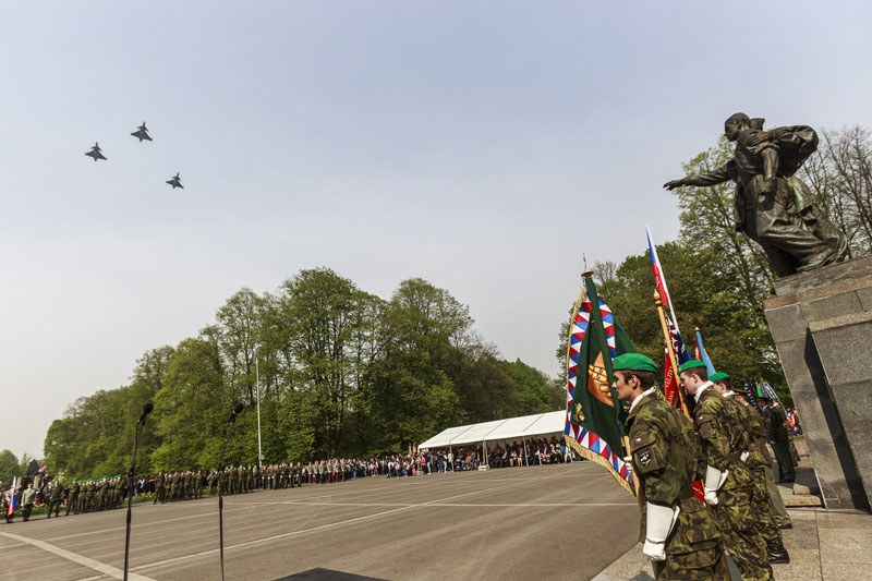 Přelet stíhaček Gripen.