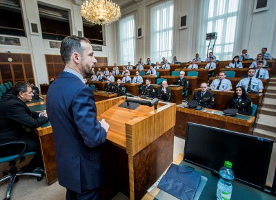 Ocenění strážníci a jejich noví kolegové zaplnili sál zastupitelstva. Foto: J. Zerzoň
