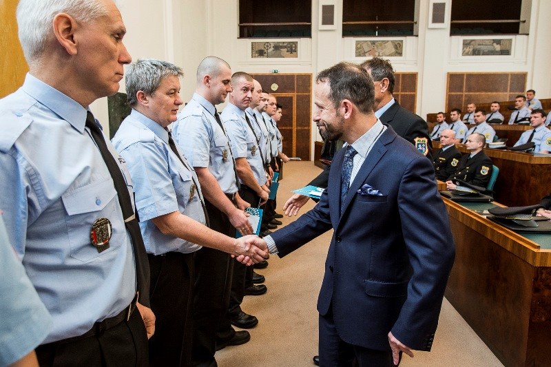 Poděkování převzalo 34 policistů a 6 policistek.
