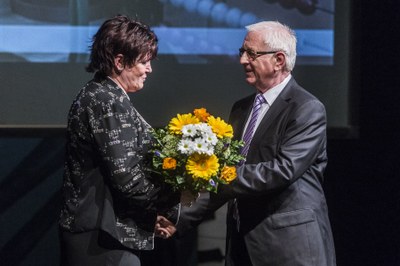 Lubomír Pospíšil předává kytici jedné z oceněných, Jarmile Máchové ze ZŠ a MŠ Horymírova z Ostravy Zábřehu. Foto: J. Zerzoň.