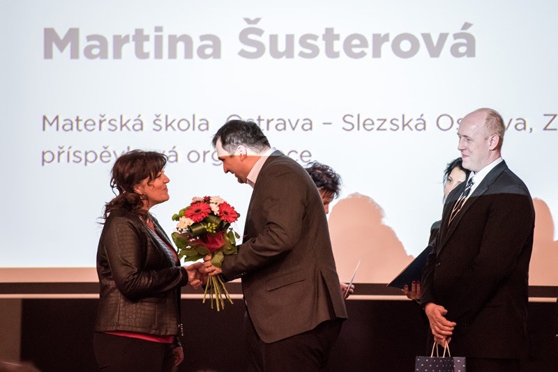 Martin Štěpánek blahopřeje jedné z oceněných.