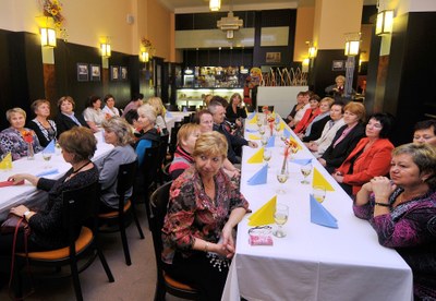 K přátelskému posezení se sešli pedagogové, kteří svůj život zasvětili dětem. Foto: Jiří Urban