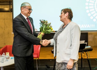 Náměstek primátora Vladimír Cigánek blahopřeje Janě Hrtusové. Foto: Jiří Zerzoň