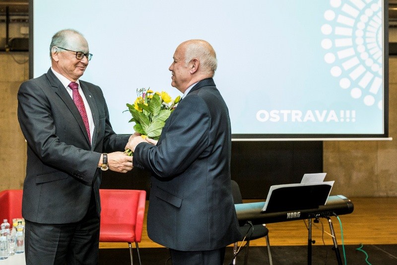 Mezi 15 oceněnými byli i dva muži. Na snímku přebírá cenu Aleš Matoušek. Mezi 15 oceněnými byli i dva muži. Na snímku přebírá cenu Aleš Matoušek.