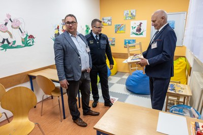 Ostravský primátor Jan Dohnal s náměstkem Zbyňkem Pražákem si v doprovodu ředitele věznice Marka Valenty prohlížejí návštěvní místnost. Foto: Jiří Zerzoň