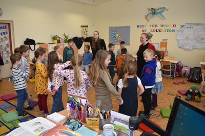 Ilustrační foto. Školní děti při společném projektu. Autor: MMO